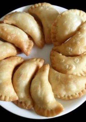 A picture of Olya Naralachi Karanji (Coconut Gujiya).