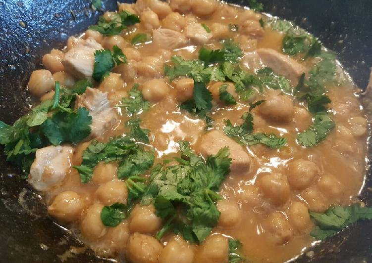 Steps to Prepare Super Quick Homemade Chicken chickpea curry (Murgh cholay salan)☺🍜