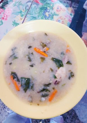 Una foto de Sopa de morón con espinacas y pollo