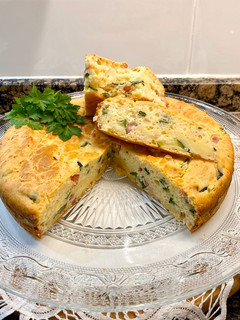 Una foto de Pastel salado con queso ricotta, calabacín y bacon