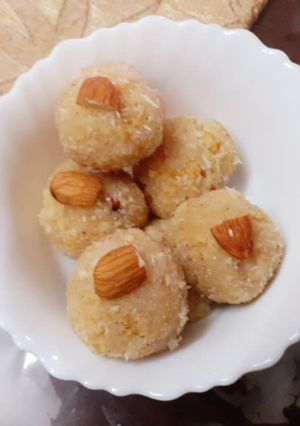 सूजी के लड्डू (Suji ke laddu recipe in Hindi) रेसिपी मुख्य फोटो