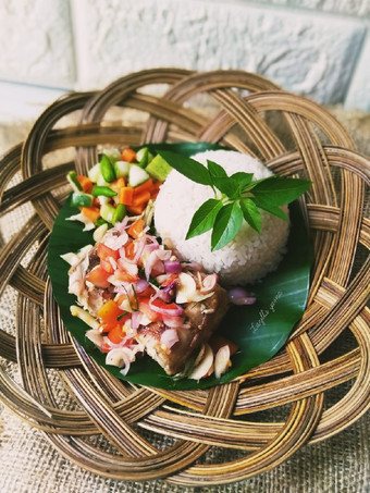 Bagaimana Menyiapkan Tuna asap sambal matah plus acar sayur Untuk Jualan