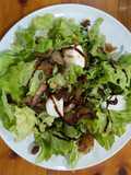 Ensalada de cuajada de la Ulzama con lechuga y frutos secos