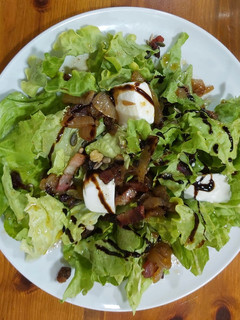 Una foto de Ensalada de cuajada de la Ulzama con lechuga y frutos secos