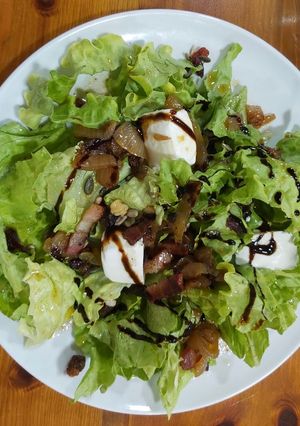 Una foto de Ensalada de cuajada de la Ulzama con lechuga y frutos secos