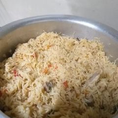 A picture of Chicken yakhni pulao.