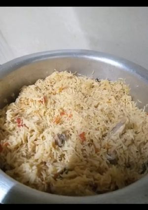 A picture of Chicken yakhni pulao.