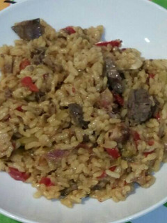 Una foto de Arroz pilaf con hígado, corazón de pollo y verduras