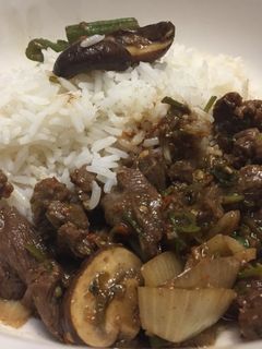 Una foto de Carne y Setas en Salsa de Frijoles Negros