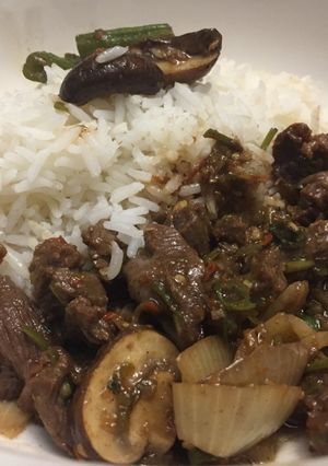 Una foto de Carne y Setas en Salsa de Frijoles Negros