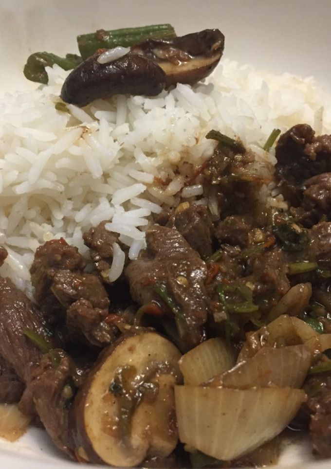 Una foto de Carne y Setas en Salsa de Frijoles Negros