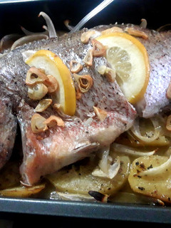 Una foto de Pargo al horno con patatas panaderas