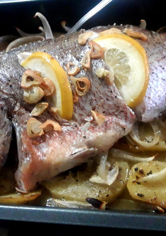 Una foto de Pargo al horno con patatas panaderas