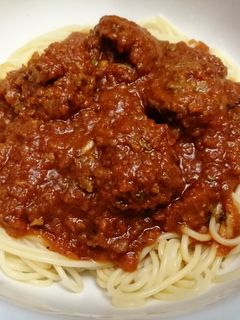 Una foto de Espaguetis con Abóndigas de Carnes de Res en Salsa de Tomate a lo Panameño
