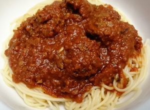 Una foto de Espaguetis con Abóndigas de Carnes de Res en Salsa de Tomate a lo Panameño