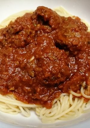 Una foto de Espaguetis con Abóndigas de Carnes de Res en Salsa de Tomate a lo Panameño