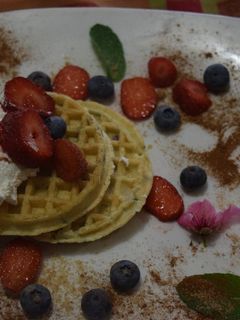 Una foto de Waffles con frutas