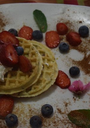 Una foto de Waffles con frutas