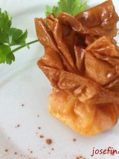 Una foto de Saquitos de pasta filo rellenos con camarón y naranja/Fagottini con gamberetti e arancia