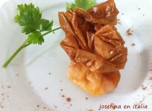 Una foto de Saquitos de pasta filo rellenos con camarón y naranja/Fagottini con gamberetti e arancia