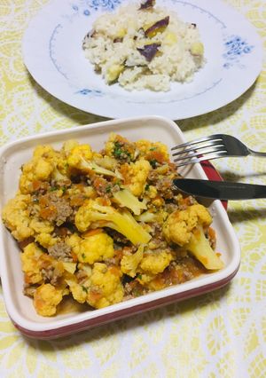Una foto de Wok de coliflor con carne molida y vegetales!