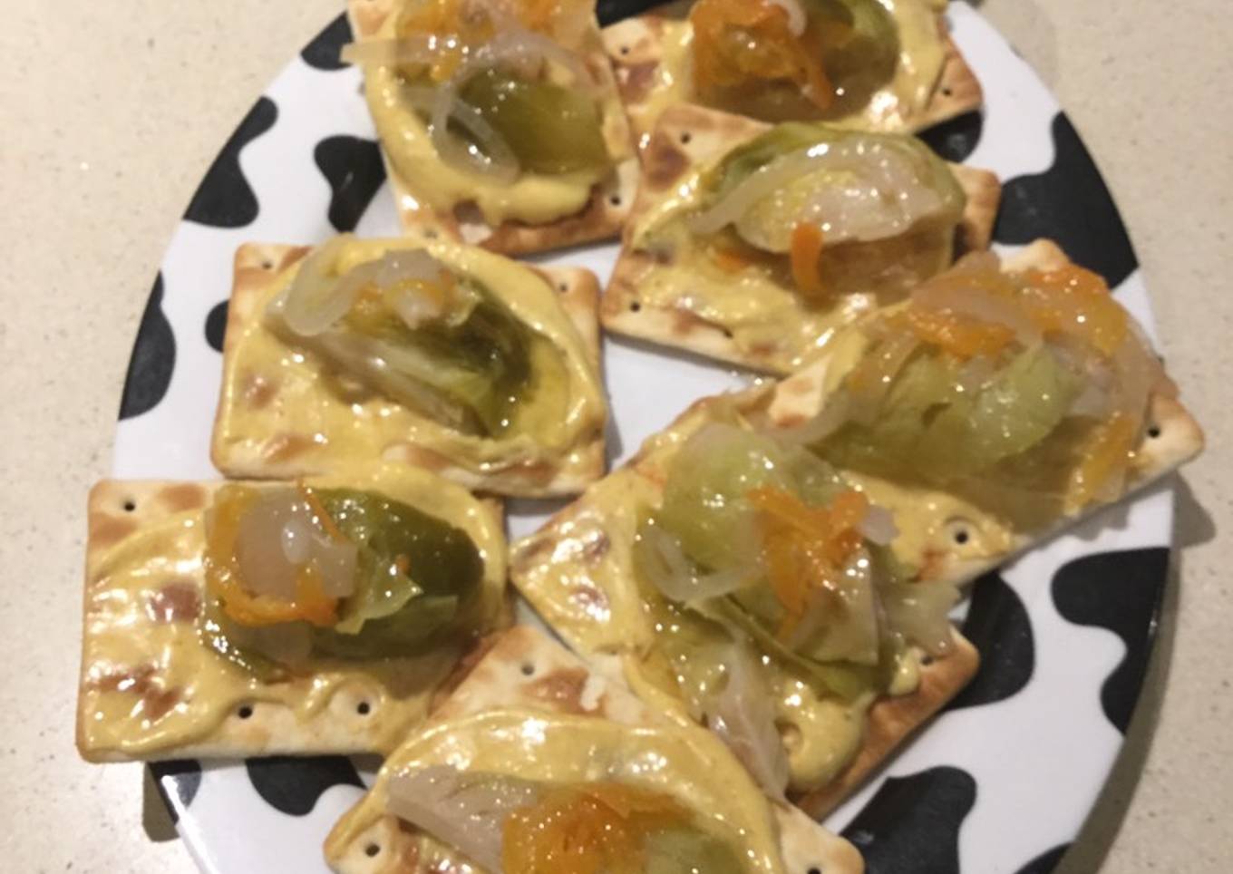 Saladito de Repollo de Brucella Escabechado con Dip de Mostaza y Mayonesa