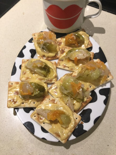 Una foto de Saladito de Repollo de Brucella Escabechado con Dip de Mostaza y Mayonesa