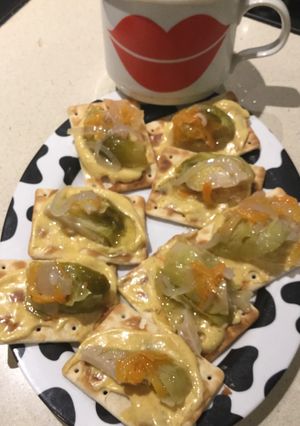 Una foto de Saladito de Repollo de Brucella Escabechado con Dip de Mostaza y Mayonesa