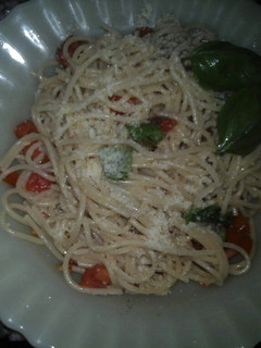 Una foto de Espaguettis🍝 con albahaca y tomate🍅