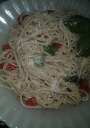 Una foto de Espaguettis🍝 con albahaca y tomate🍅