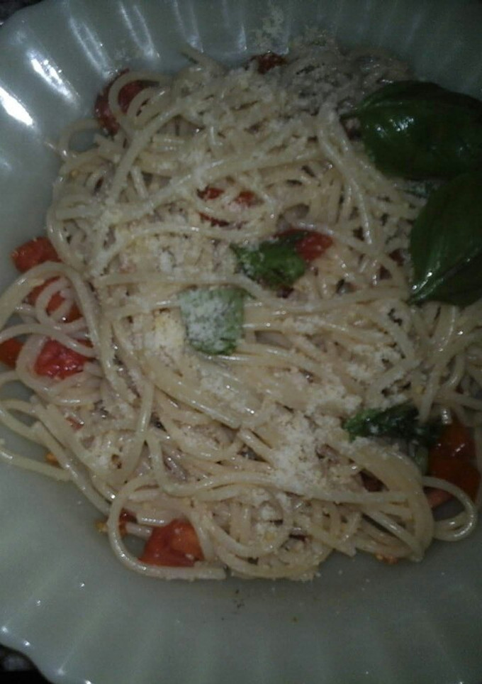 Una foto de Espaguettis🍝 con albahaca y tomate🍅