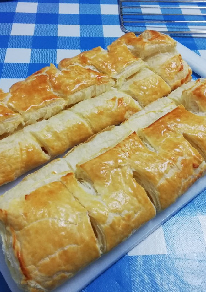 Una foto de Empanada de hojaldre de bacon y atún