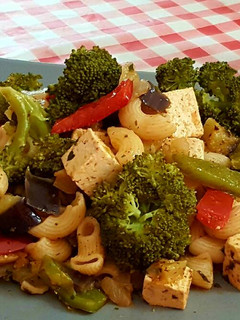 Una foto de Tofu marinado con pasta y vegetales
