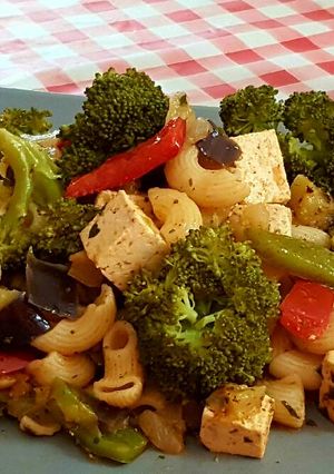 Una foto de Tofu marinado con pasta y vegetales