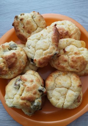 Une photo de Cookies taostinettes gruyère et olives 🧀