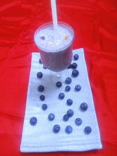 ब्लूबैरी बनाना ओट्स स्मूदी(blueberries banana oats smoothie recipe in hindi) रेसिपी मुख्य फोटो