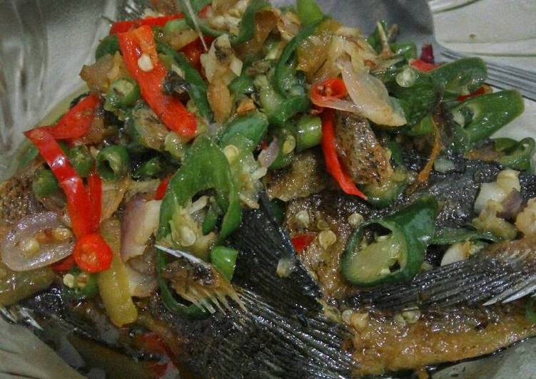 Tumis pedas ikan asin sepat