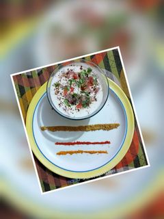 प्याज और टमाटर का स्वादिष्ट रायता रेसिपी मुख्य फोटो