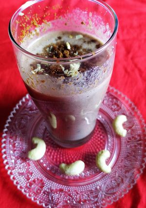 বিস্কুট বানানা মিল্কশেক (biscuit banaan milkshake recipe in bengali) রেসিপির প্রধান ছবি