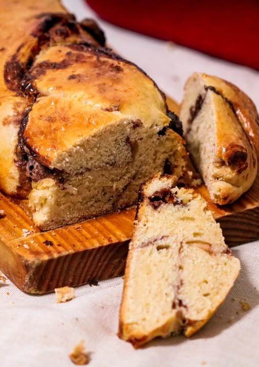 Una foto de Pan dulce relleno de crema de cacao