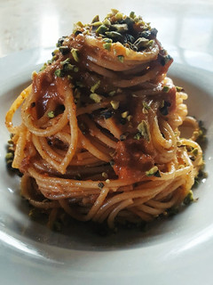 Foto di Spaghetti con pesto di pomodorini secchi e granella di pistacchi