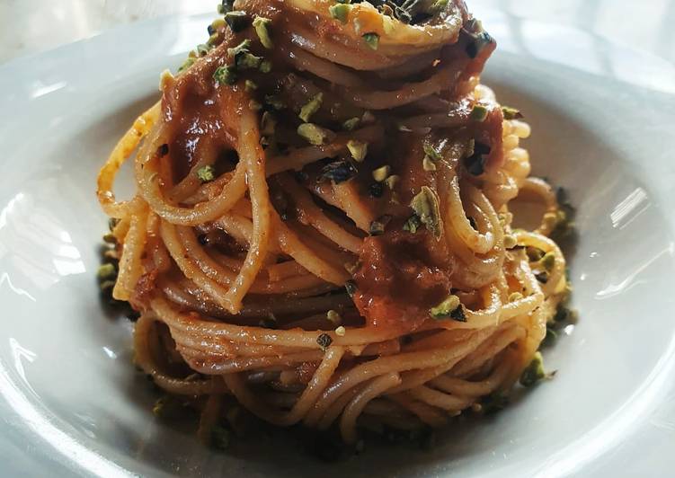 Easiest Way to Prepare Perfect Spaghetti con pesto di pomodorini secchi e granella di pistacchi