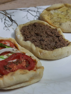 صورة لوصفة مناقيش لحمة وجبنة وبيتزا 🥩🧀🍕