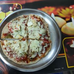A picture of Spicy Tangy Roti Pizza.
