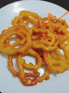 इंस्टेंट जलेबी (instant jalebi recipe in Hindi) रेसिपी मुख्य फोटो