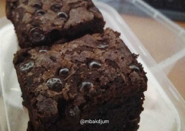 Langkah Mudah untuk Membuat Fudgy shiny crust brownie yang Enak