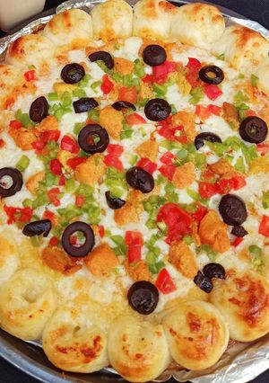 A picture of Cheesy Bites Chicken Tikka Pizza 🍕🧀🍕🧀🍕.