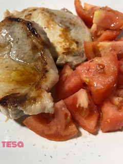 Una foto de Lomo a la plancha con tomate valenciano de ensalada