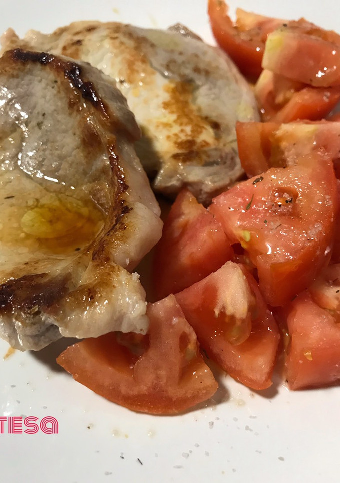 Una foto de Lomo a la plancha con tomate valenciano de ensalada