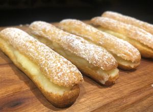 Una foto de Eclairs con pastelera